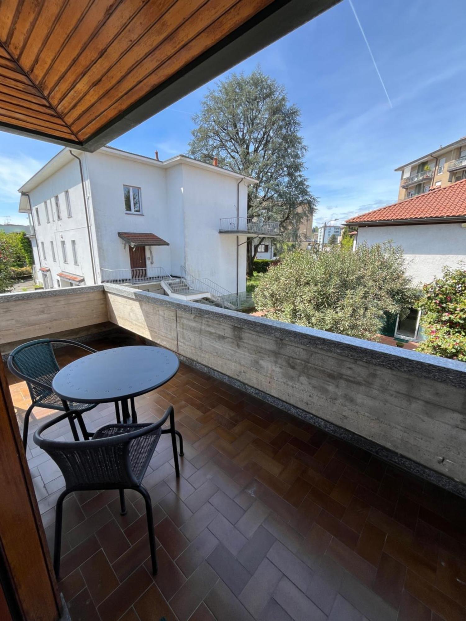 Bella Vita Guesthouse -Parcheggio Privato Interno アローナ エクステリア 写真