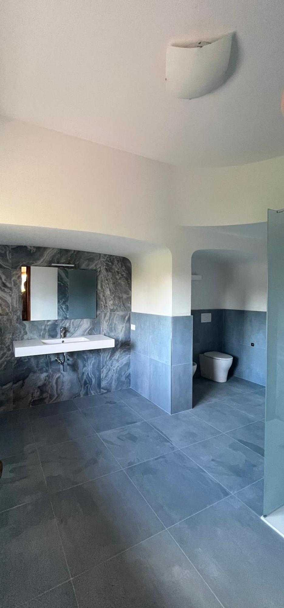 Bella Vita Guesthouse -Parcheggio Privato Interno アローナ エクステリア 写真