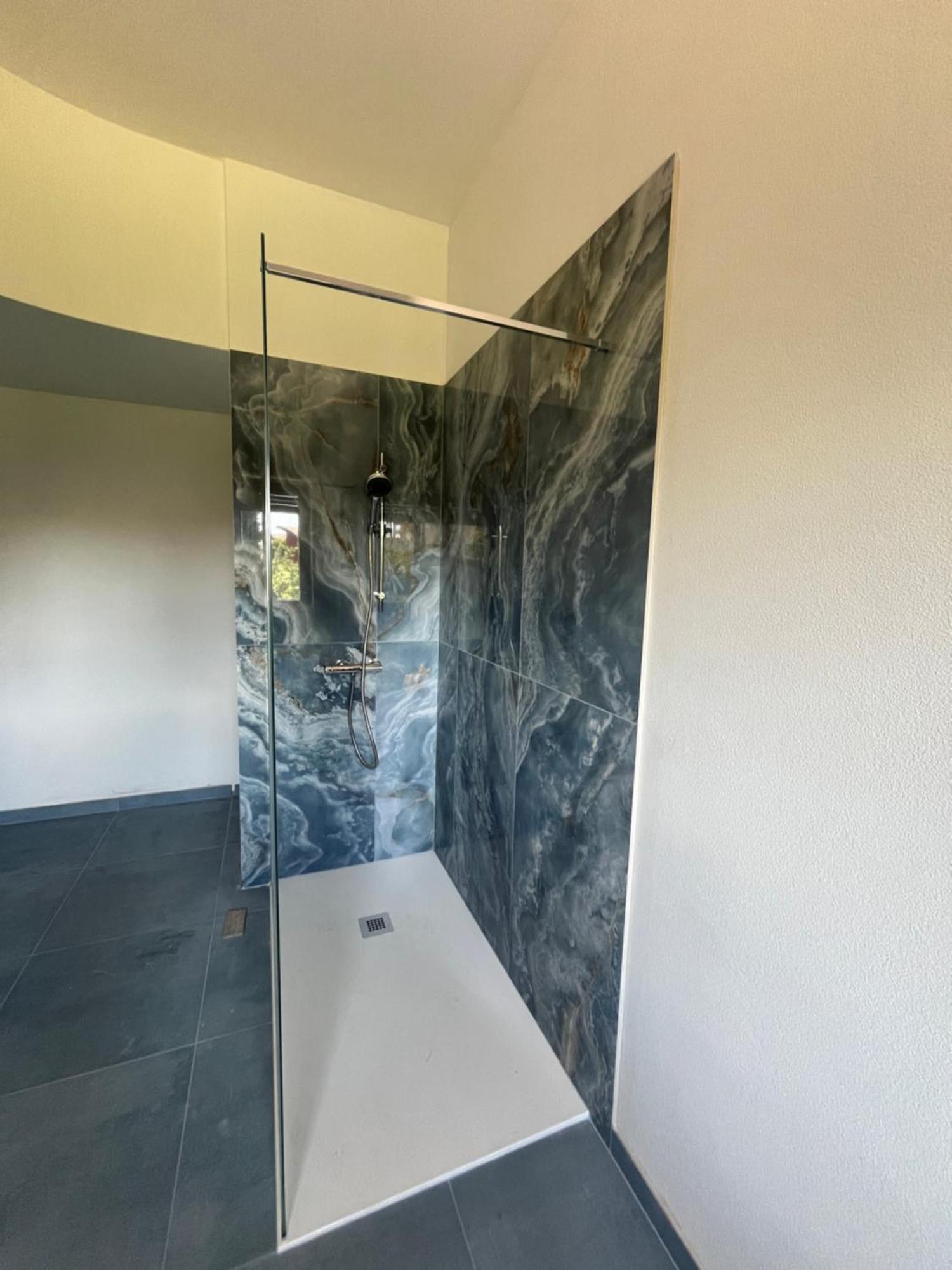 Bella Vita Guesthouse -Parcheggio Privato Interno アローナ エクステリア 写真