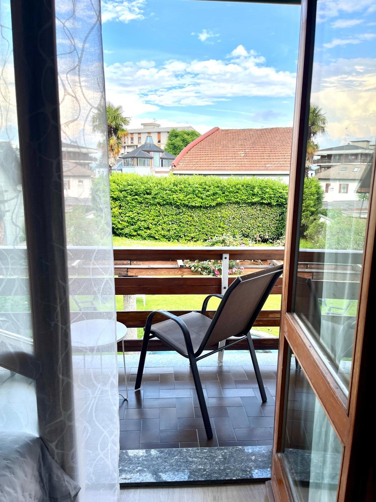 Bella Vita Guesthouse -Parcheggio Privato Interno アローナ エクステリア 写真
